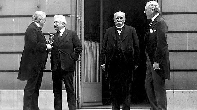 Lloyd George (Reino Unido), Orlando (Italia), Clemenceau (Francia) y Wilson (Estados Unidos) en una reunión preparatoria de la Sociedad de Naciones, de la que finalmente los norteamericanos se autoexcluirían por decisión del Congreso