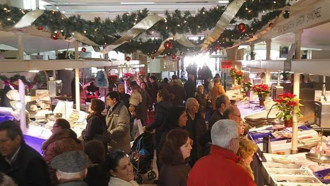 Clientes hacen sus compras navideñas en un mercado, imagen de archivo