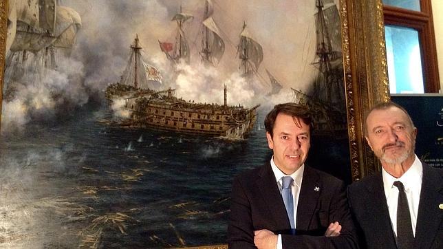 Ferrer Dalmau y Pérez Reverte, ante el cuadro, al término de la presentación en el Museo Naval