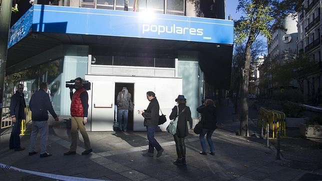 Comienzan a reparar la sede del PP tras el ataque de este viernes