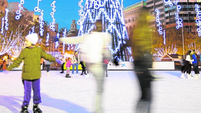 Varios patinadores en la pista de hielo de la plaza del Ayuntamiento de Valencia