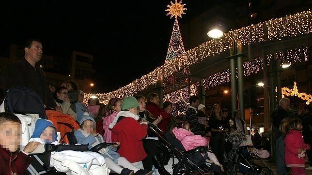 Un grupo de niños contempla el alumbrado de Cádiz