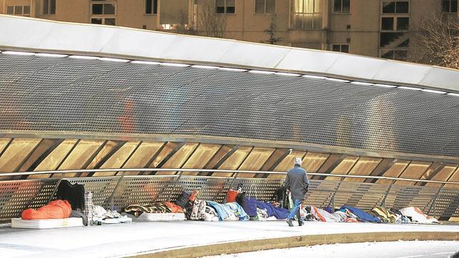 Catorce asentamientos por Navidad: tropas de indigentes en los puentes de Madrid