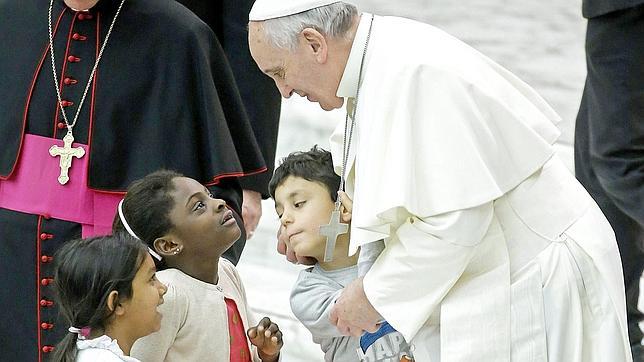 El Papa recuerda que la «fe mueve montañas» y «abre las puertas de la caridad»