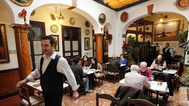 El patio de La Taberna Salinas, con su clásico lleno