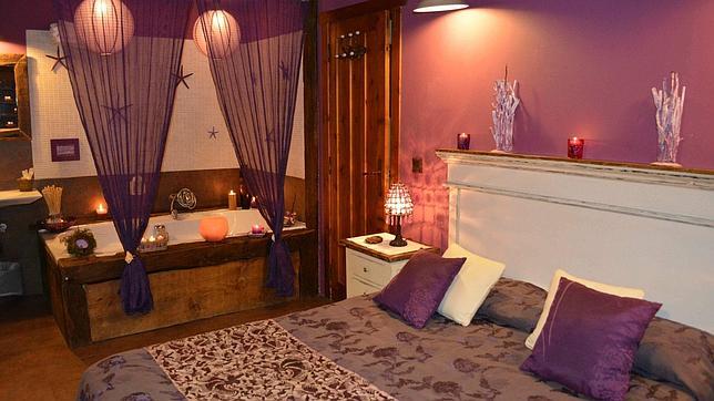 Una de las habitaciones de La Bárcena, con la bañera integrada en la habitación