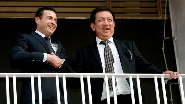 Imagen de Peter Lim junto a Amadeo Salvo en Mestalla