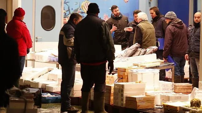 Compradores y vendedores en el mercado del pescado de Mercamadrid