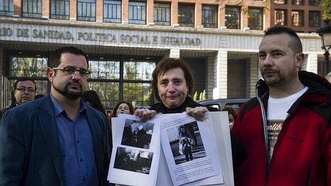 Teresa Romero y Javier Limón, el pasado jueves frente al Ministerio de Sanidad