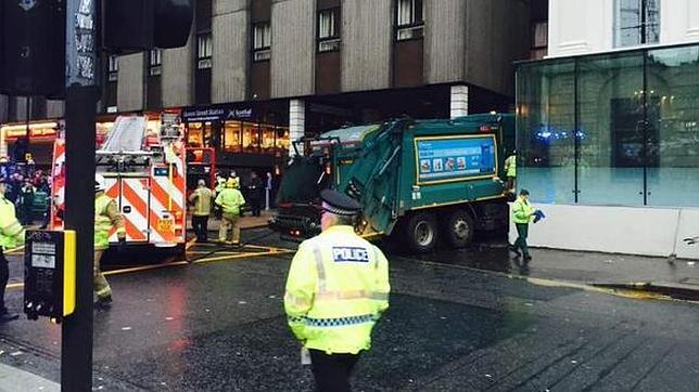 Al menos seis muertos al arrollar un camión de la basura a varios peatones en Glasgow