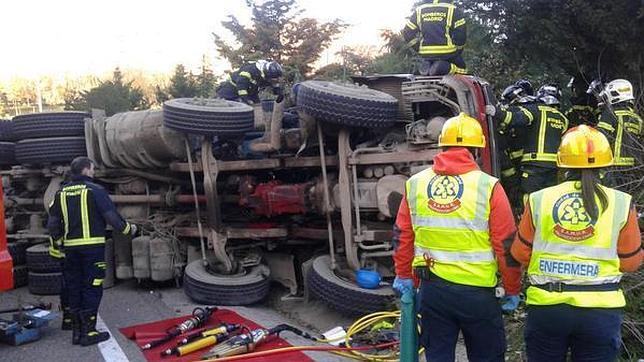 El vuelco de un camión en la M-30 provoca atascos kilométricos en Madrid