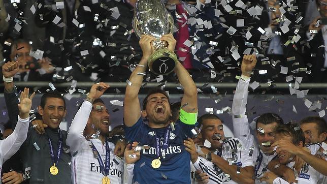 Casillas, levantando la Supercopa de Europa