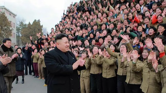 Kim Jong-un visita una fábrica textil en Pyongyang, en una imagen sin fecha difundida por la agencia oficial de noticias norcoreana