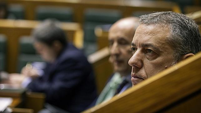 Urkullu, durante un pleno de control en el Parlamento vasco