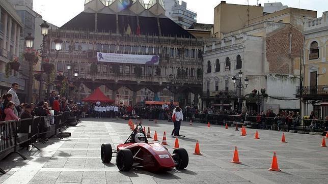 Un monoplaza de F1 diseñado, construido y desarrollado por alumnos de la Escuela Técnica Superior de Ingenieros Industriales de la Universidad de Castilla-La Mancha, en la Plaza Mayor de Ciudad Real