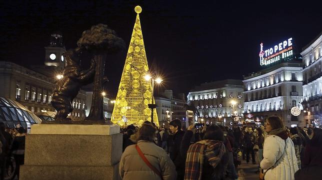 La Puerta del Sol de Madrid, con el reloj y el árbol de Navidad