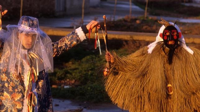El Tafarrón, a la derecha, vestido con un traje de juncos secos