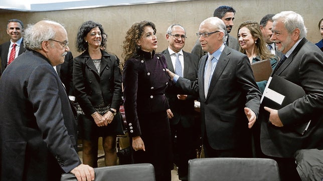 Montoro ofrece a los barones del PP deuda a tipo cero hasta 2017