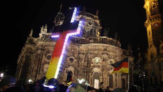 El partido antieuro de Alemania tiende puentes a los islamófobos