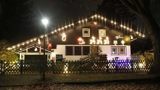 Una casa en Berlin repleta de luces de Navidad