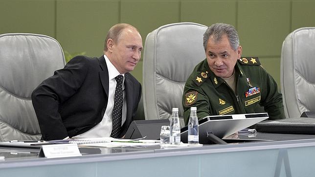 Putin y el ministro de Defensa, Sergei Shoigu