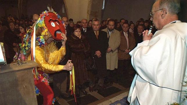 El Zangarrón de Montamarta (Zamora), ataviado con una estrafalaria careta, un zurrón, cencerros y un tridente, pide el aguinaldo entre Año Nuevo y Reyes
