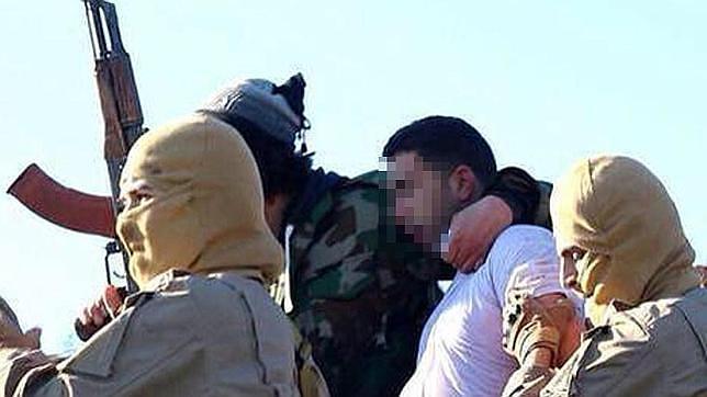 Imagen difundida por yihadistas radicales en internet en las que se muestra a un grupo de hombres armados llevando al supuesto piloto jordano