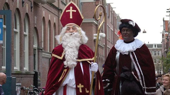 San Nicolás (Sinterklaas) desfila por las calles de Holanda