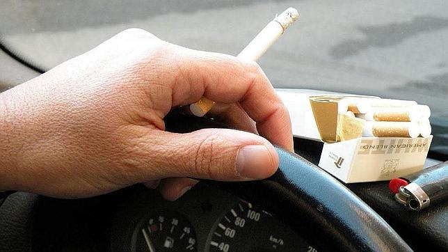 El olor a tabaco no solo desagrada, sino que es difícil de eliminar del coche.