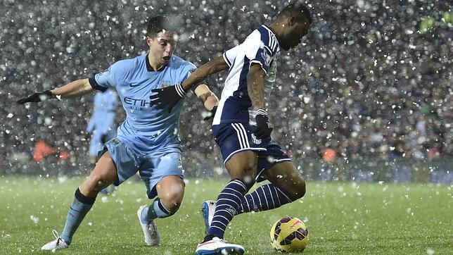 El Manchester City mantiene el pulso al Chelsea tras ganar bajo la nieve