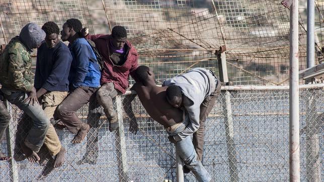 Marruecos impide que unos 250 inmigrantes se acerquen a la valla de Ceuta