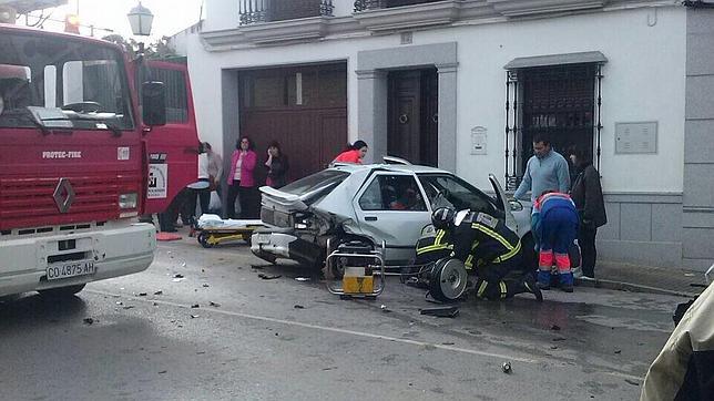 Dos heridos graves en un violento accidente en la travesía A-422