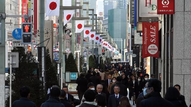 Una calle muy transitada del centro de Tokio