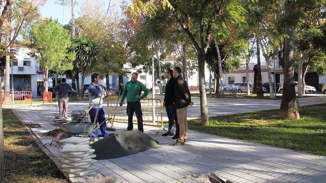 El Ayuntamiento palaciego adecua la plaza Pintor Juan Troncoso para revalorizar el espacio