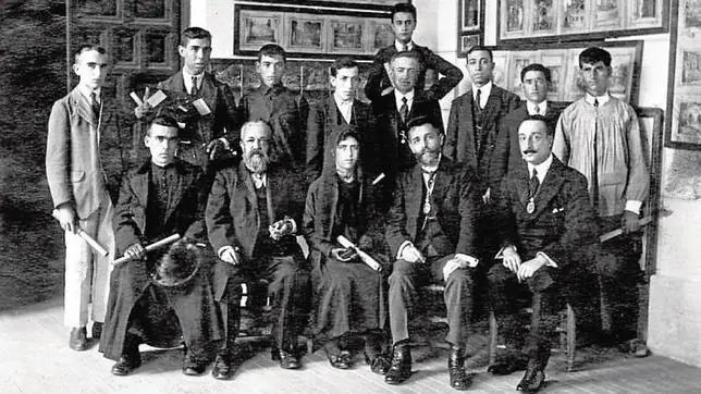 Rafael Ramírez de Arellano, el segundo por la izquierda sentado, fue el primer director de la Academia. En la imagen