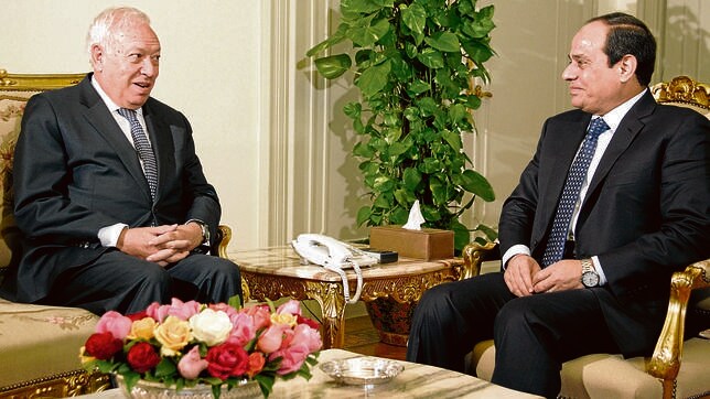 El ministro español de Asuntos Exteriores, este sábado con el presidente de Egipto, Abdelfatah al Sisi