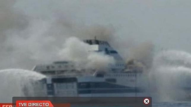 Dramático incendio en un ferry entre Grecia e Italia: «La nave es ingobernable y se dirige hacia Albania»