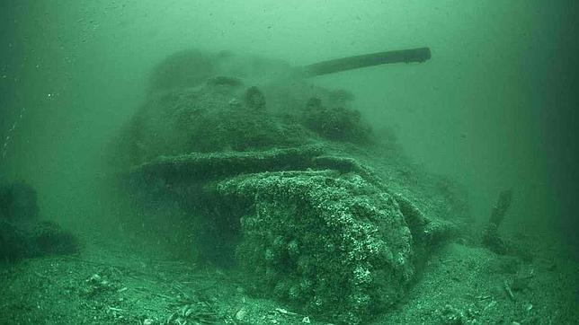 Vista fantasmagórica de uno de los carros M7 Priest hundidos en la playa de Omaha