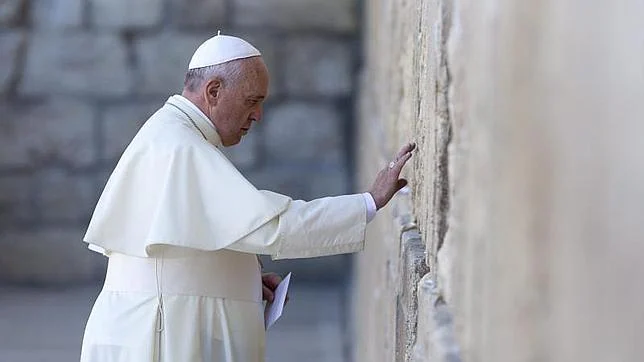 El Papa Francisco reza en el Muro de las Lamentaciones durante su viaje a Israel el pasado mes de mayo