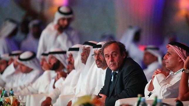 Platini insiste en la tarjeta blanca