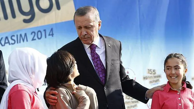 Erdogan, con unos escolares turcos a comienzos de diciembre