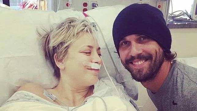 Kaley Cuoco junto a su marido después de la operación de nariz