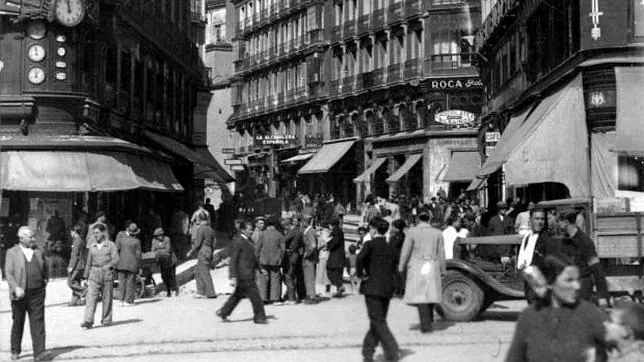 Inicio de la calle Mayor, en 1936, vía donde se instaló en 1874 el primer ascensor