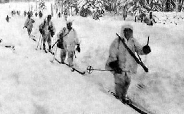 Esquiadores finlandeses cortan la linea Leningrado-Murmanks