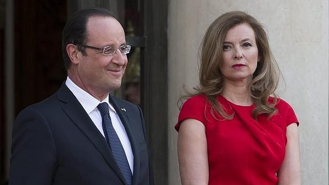 François Hollande junto a Valérie Trierweiler
