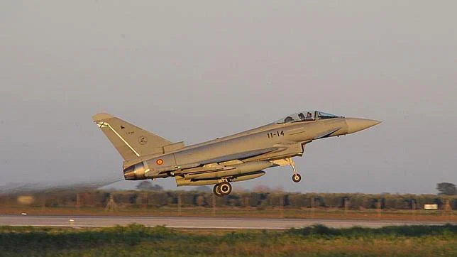 Uno de los cuatros aviones (11-14) de combate Eurofighter despega de la base de Morón de la Frontera