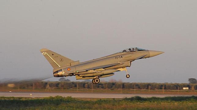 Uno de los cuatros aviones (11-14) de combate Eurofighter despega de la base de Morón de la Frontera