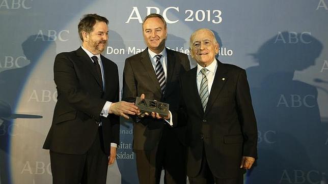 Manuel Peláez recibió el premio ABC al Alicantino del Año en diciembre de 2013 de manos de Bieito Rubido (en la imagen, ambos junto al presidente de la Generalitat)