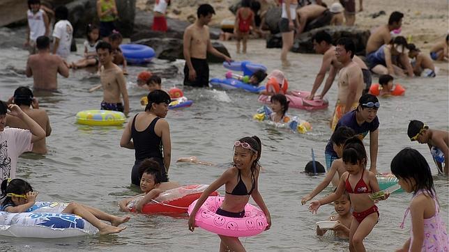 El miedo al espíritu de sus antepasados: la razón de por qué los japoneses sólo van a la playa en verano