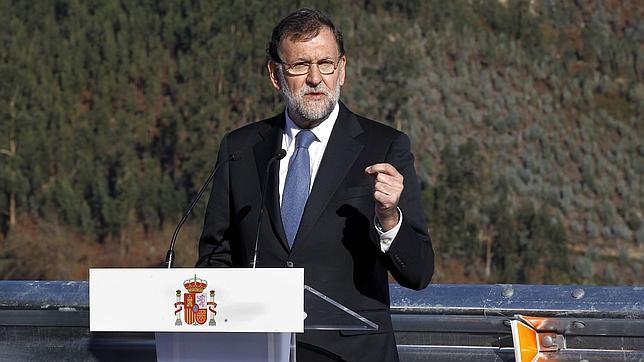Mariano Rajoy, durante el acto de inauguración de un tramo de la Autovía del Cantábrico (A-8)